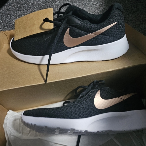 Womens Nike Tanjun - Picture 2 of 2